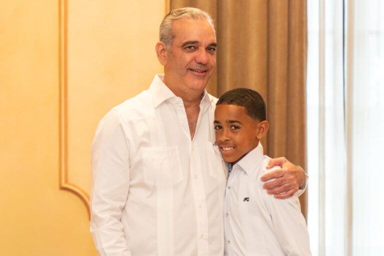 Presidente recibe al destacado estudiante Hensel Aquino García, apodado “Pico de Oro” por su elocuencia y seguridad al expresarse