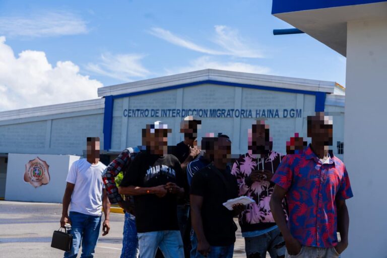 Este lunes la DGM ejecuta la salida del país de 861 indocumentados y aprehende a 1,104 en operativos de interdicción migratoria