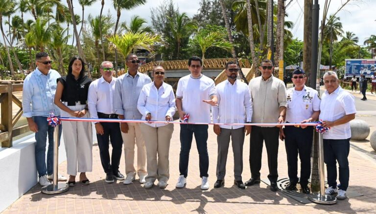 Ministro Collado entrega nueva pasarela peatonal en Las Terrenas