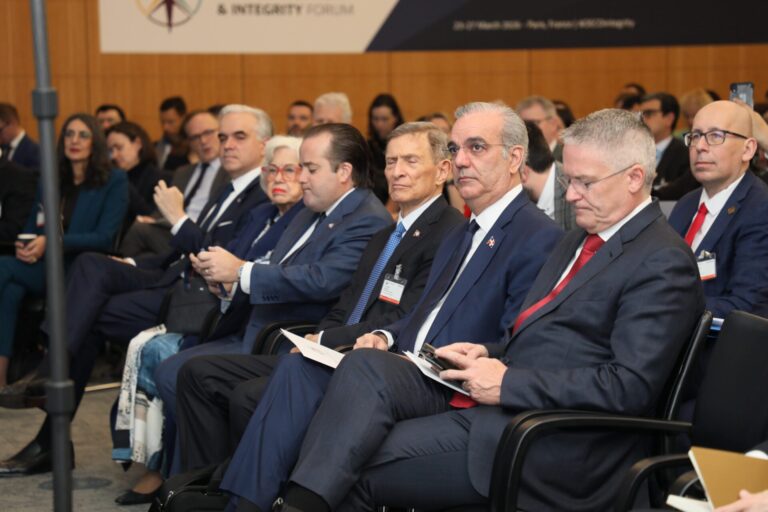 Presidente Abinader reafirma la integridad como eje estratégico del Estado en Foro Global Anticorrupción en París