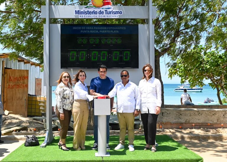 Ministro Collado deja iniciada obra en la playa de Punta Rucia, Puerto Plata.