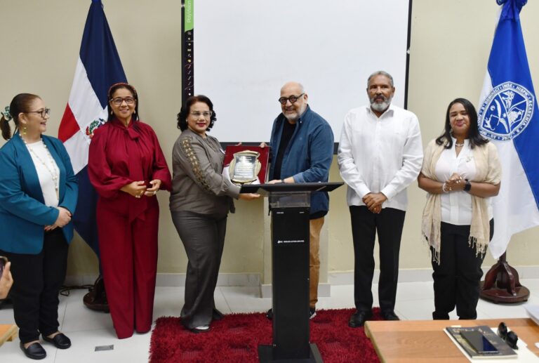 UASD Recinto Barahona celebra 40 años de trayectoria literaria de Marino Berigüete con emotivo recital