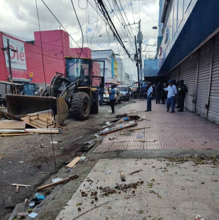 Alcaldía del DN recibe respaldo de asociaciones de buhoneros para recuperar espacios ocupados en las avenidas Duarte y París